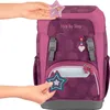 Hands are shown attaching decorative patches to a purple backpack. Produktbild-Vorschau