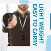 A man wearing a lanyard with a small electronic device attached, with an earbud in his ear. Text overlays highlight product features. Anteprima dell’immagine prodotto