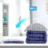 A vacuum-sealed bag of folded bedding is shown next to the same bedding expanded and folded, with an arrow indicating the reduction in size and text stating "80%". Náhled obrázku produktu