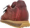 A close-up side view of a red leather sneaker. Voir les images du produit
