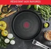 A top-down view of a frying pan surrounded by fresh ingredients and spices. Anteprima dell’immagine prodotto