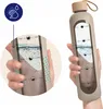 A person is holding a water bottle with time markings on it, illustrating its use for hydration tracking. A close-up inset shows the water level and markings. Produktbild-Vorschau