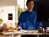 A woman is working at a desk with a computer and accessories. Anteprima dell’immagine prodotto