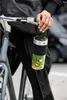 A person is holding a portable blender attached to a bicycle handlebar. Voir les images du produit