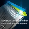 Close-up of a trimmer head with blades, with a green and blue arrow graphic indicating movement and sharpness. Produktbild-Vorschau