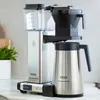 A Moccamaster coffee maker with a thermos carafe sits on a countertop. Podgląd zdjęcia produktu