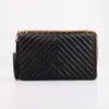 A black quilted leather handbag with a gold chain strap is displayed against a white background. Voir les images du produit