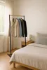 Minimalistischer Kleiderständer aus Metall und Holz – 50 × Produktbild-Vorschau 4