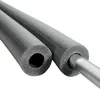 Two pieces of foam pipe insulation are shown against a white background. One piece is shown with a metal pipe inside it, and the other is shown with its hollow interior visible. Produktbild-Vorschau