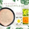Beige Cushion-Foundation-Compact mit perforierter Oberfläche, neben Bildern von Rosskastanienblättern, Schneelotus und Ringelblumenblüten Anteprima dell’immagine prodotto