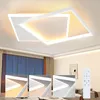 A modern LED ceiling light with a geometric design, shown in a room setting with curtains and a sofa. The image also includes smaller inset images showing different light color temperatures and a remote control. Voir les images du produit