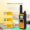 A walkie-talkie is shown next to a yellow hard hat, with text highlighting its battery life and charging port. Anteprima dell’immagine prodotto
