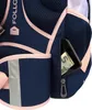 A close-up view of a navy blue backpack with pink trim, showing a zippered pocket containing a mobile phone and some banknotes. Voir les images du produit