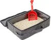 A portable cat litter box filled with litter and a red scoop. Náhled obrázku produktu