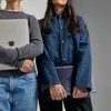 Two people holding laptops. Produktbild-Vorschau