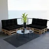 A balcony overlooking the ocean with two pallet sofas and a coffee table. Voir les images du produit