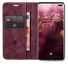 A burgundy flip case for a Samsung Galaxy S10+ phone, shown open with cards and banknotes inserted, and the phone screen displaying the time and date. Produktbild-Vorschau