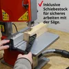 Hands operating a bandsaw to cut a piece of wood, with text overlay highlighting a feature. Produktbild-Vorschau