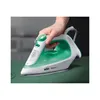A hand is holding a Braun iron over a green surface. Produktbild-Vorschau