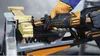 A person wearing work gloves is using a reciprocating saw to cut through stacked pieces of wood on a workbench. Voir les images du produit
