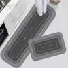 Zwei graue Küchenmatten, eine lange und eine rechteckige, mit der Aufschrift 'SWEET HOME', auf einem hellen Boden in einer Küche Náhled obrázku produktu