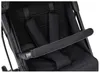 A close-up view of the safety harness and bumper bar of a black stroller seat. Voir les images du produit