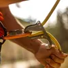 Sicherungsgerät Rama von singing rock; in der Hand gehalten; mit orangefarbenem Karabiner und Kletterseil. Produktbild-Vorschau
