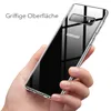 A hand holding a transparent phone case on a white background. Anteprima dell’immagine prodotto