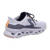 A side view of a single athletic shoe. Voir les images du produit