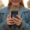 A person holding a phone case with card slots. Produktbild-Vorschau