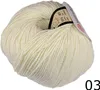 A ball of off-white yarn with a label attached. Anteprima dell’immagine prodotto