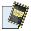 A Dragon Shield card sleeve is shown diagonally, with the back of the sleeve facing the viewer. Another card sleeve is partially visible to the left. Anteprima dell’immagine prodotto