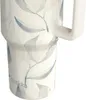 Close-up of a white thermobecher with a leaf pattern. Voir les images du produit