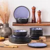 Auf einem Regal befinden sich die Geschirrteile, eine Vase mit getrocknetem Gras. Voir les images du produit