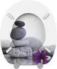 A toilet seat with a zen-like design featuring stacked stones and a purple flower. Produktbild-Vorschau