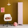 A pink locker stands next to a white office chair in a room with a yellow wall. Produktbild-Vorschau