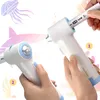 Two hands holding a white and blue airbrush marker device, with artistic illustrations of sea creatures in the background. Voir les images du produit