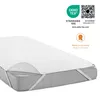 A white mattress protector is draped over a mattress. The image also contains several certification logos and text indicating origin. Anteprima dell’immagine prodotto
