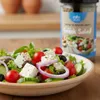 Physis of Crete Griechisches Salatgewürz 50 g neben Salat auf Holztisch Produktbild-Vorschau