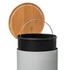 A close-up view of a trash can with a bamboo lid and a metal handle, set against a white background. Anteprima dell’immagine prodotto