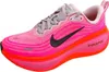 Nike Vomero Plus Damen Sportschuh in Rot, Größe 6.5 Produktbild-Vorschau 3