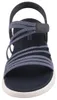 Auf dem Bild ist eine blaue Sandale zu sehen die von der Außenseite dargestellt wird. Die Sandale hat ein modernes Design mit einem breiten Riemen und einer strukturierten Sohle. Náhľad obrázku produktu
