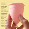 A hand holding a mooncup beginner up with the advantages listed in text: rounded rim, Tri-Flow holes Produktbild-Vorschau