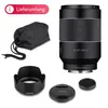 A product shot of a camera lens and its accessories, including a lens hood, lens cap, and carrying pouch. Anteprima dell’immagine prodotto
