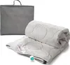 A folded duvet and its storage bag are displayed against a white background. Produktbild-Vorschau