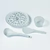A set of accessories for a kitchen appliance, including a steamer basket, a measuring cup, a ladle, and a rice paddle, arranged on a white background. Anteprima dell’immagine prodotto