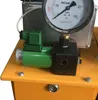 Close-up view of a hydraulic pump component with a pressure gauge. Podgląd zdjęcia produktu