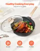 A frying pan with a cooked chicken and vegetables inside, with a glass lid partially open. The image is set against a light-colored background with some text and icons at the bottom. Anteprima dell’immagine prodotto
