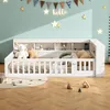 A child's bed with a bookshelf headboard and protective railing, decorated with stars and a 'hello' sign on the wall. Voir les images du produit