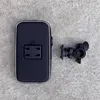 A black phone holder and a black handlebar mount are placed on a gray concrete surface. Voir les images du produit